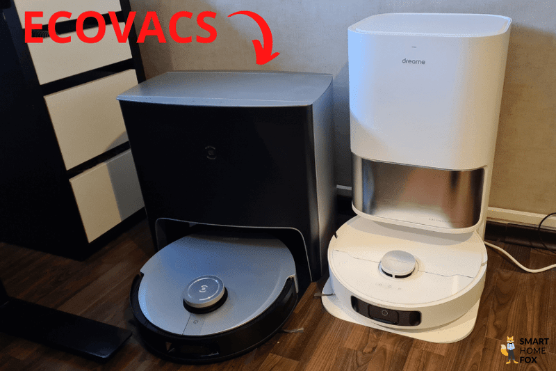 Ecovacs Deebot X1 Turbo и Dreame L10s Ultra стоят бок о бок на полу.